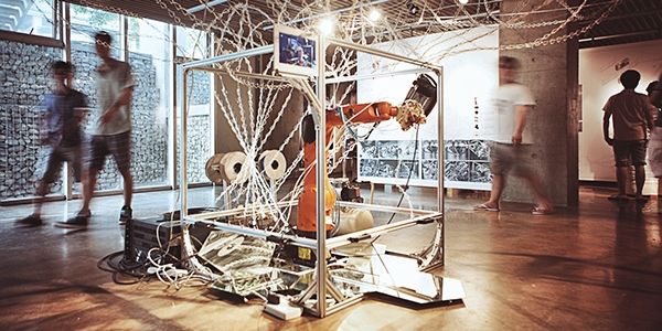 Chinese students develop 6-axis KUKA+ABS 3D printing robot inspired by spiderwebs