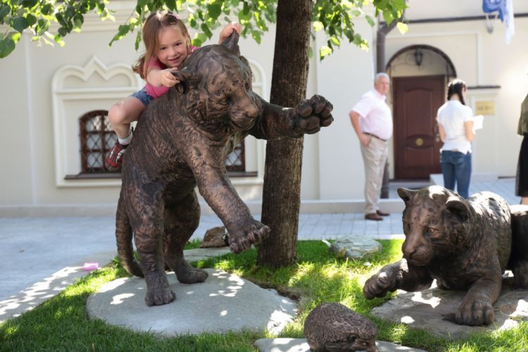 Monument to the baby tigers in the center of Moscow is created with a 3D printer